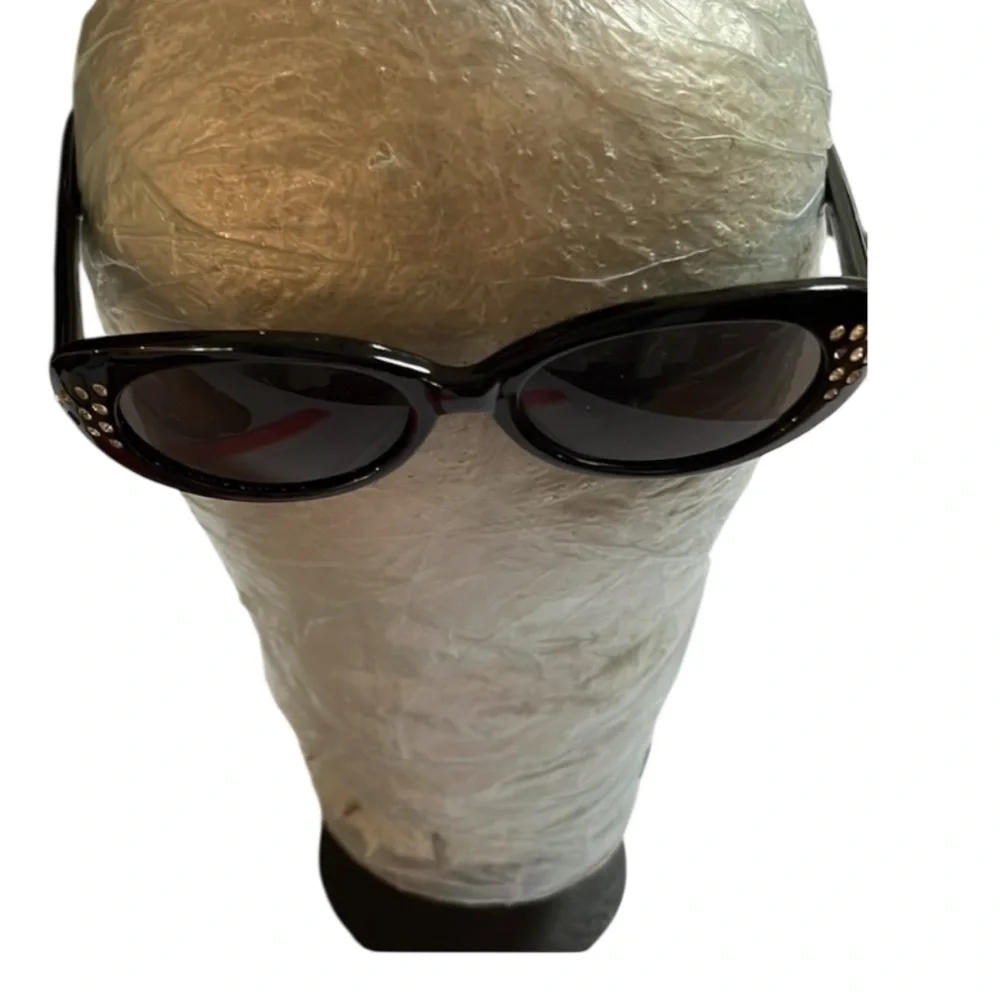 Black retro sunglasses rhinestone details
